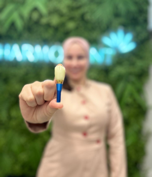 Dra. Loretta fundadora da clínica Harmodont em Sorocaba apresentando implante dentário